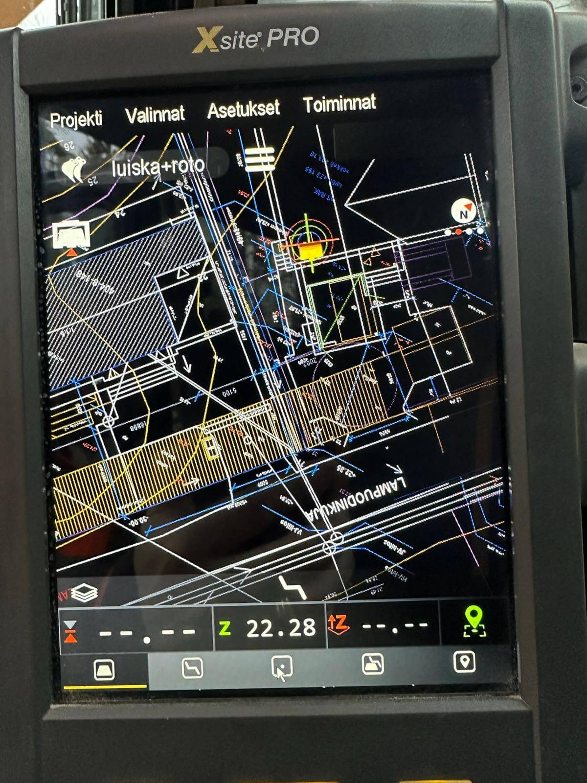 Xsite PRO -laitteen näyttö, jossa näkyy tekninen piirros kartasta ja mittaustietoja.