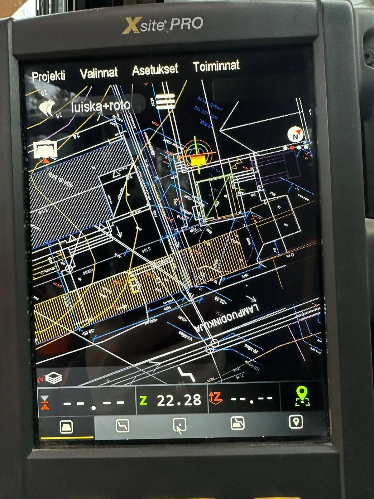 Xsite PRO -laitteen näyttö, jossa näkyy tekninen kartta viimeistelykalibroinnista ja rakennusalueen tiedoista.